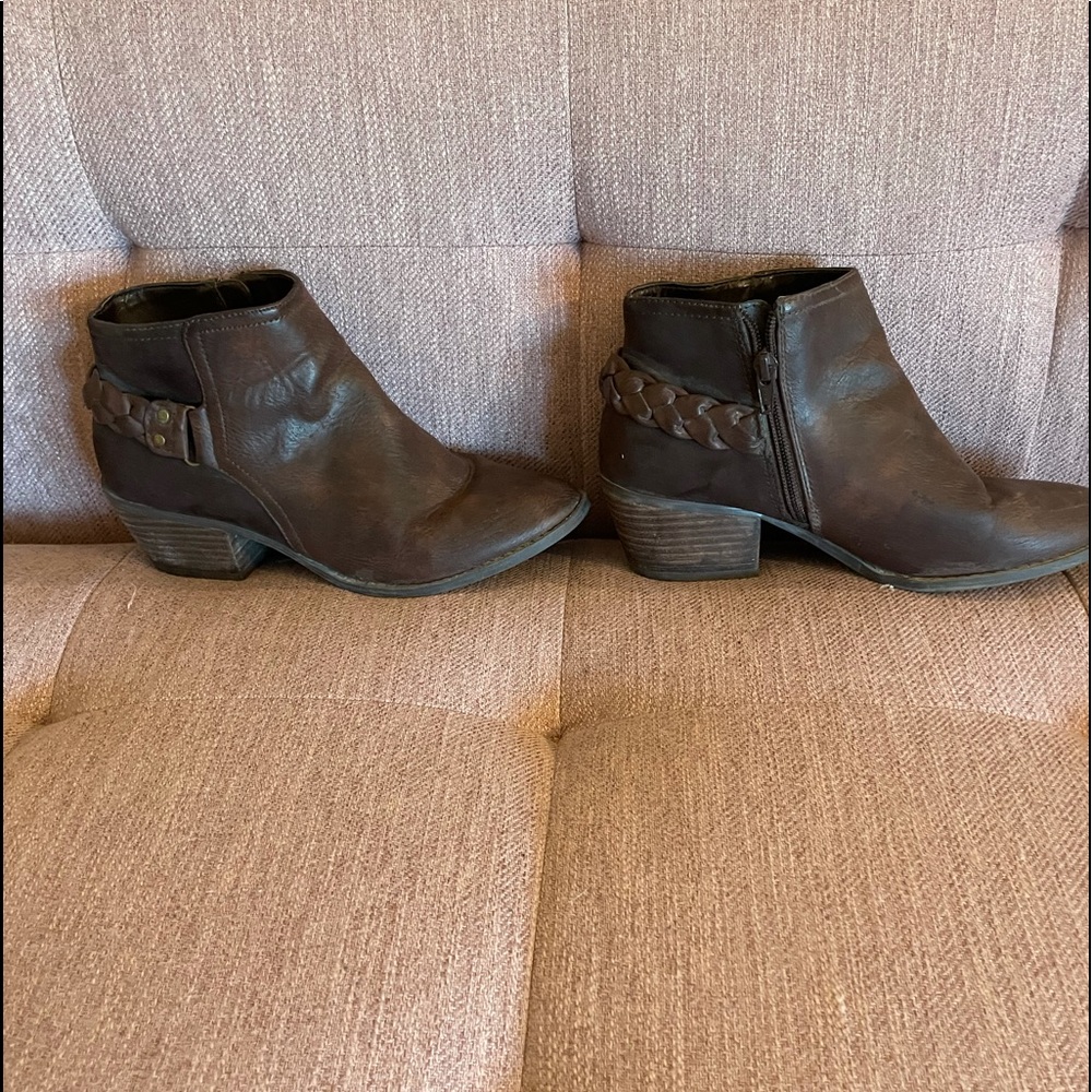 Low heel cowboy boot
